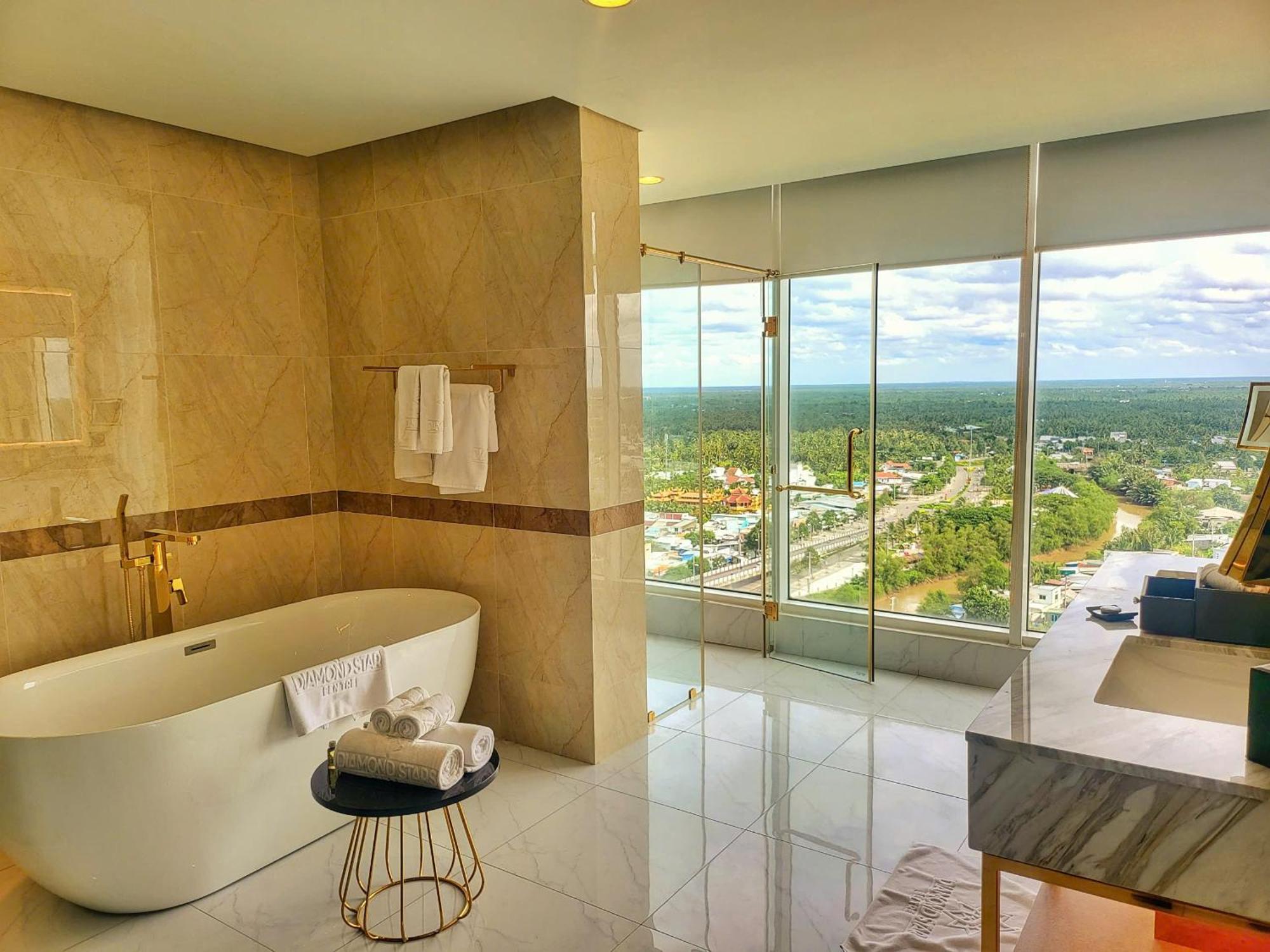 Diamond Stars Ben Tre Hotel Екстер'єр фото Bathroom of a suite at the hotel