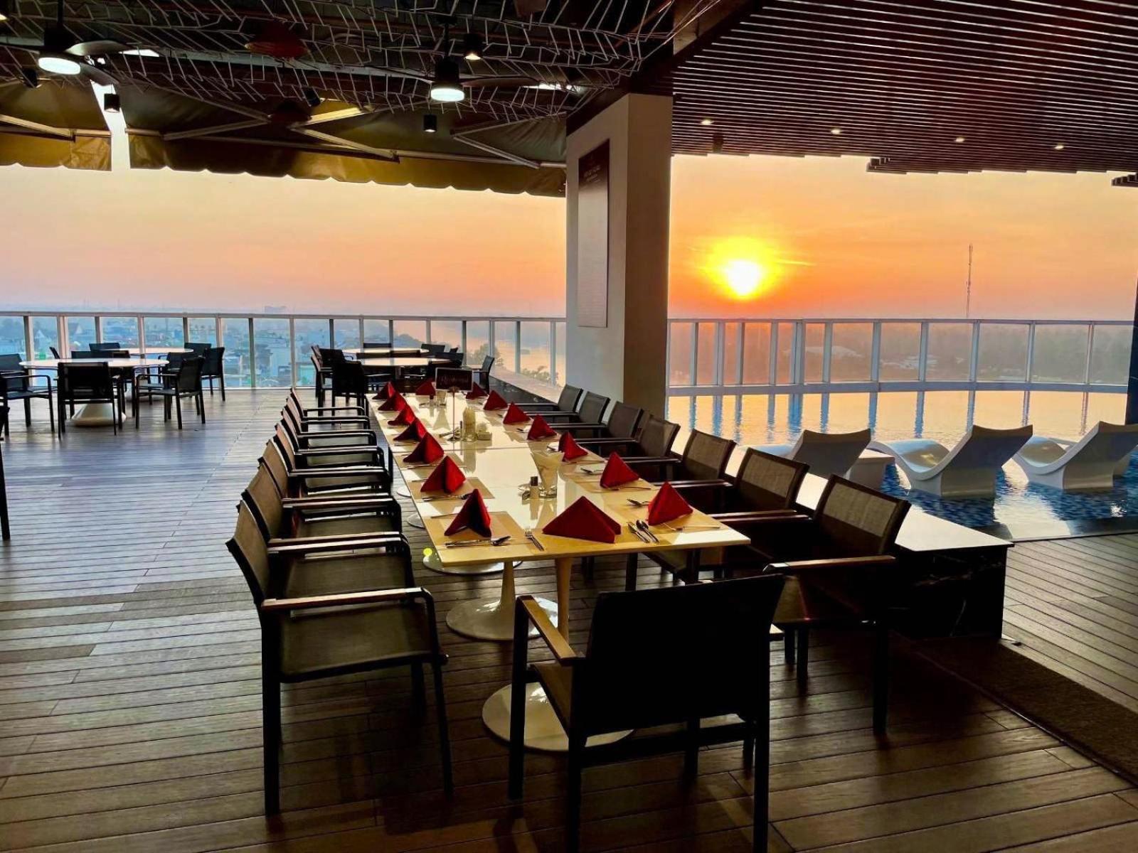Diamond Stars Ben Tre Hotel Екстер'єр фото Sunset at the Sky Bar